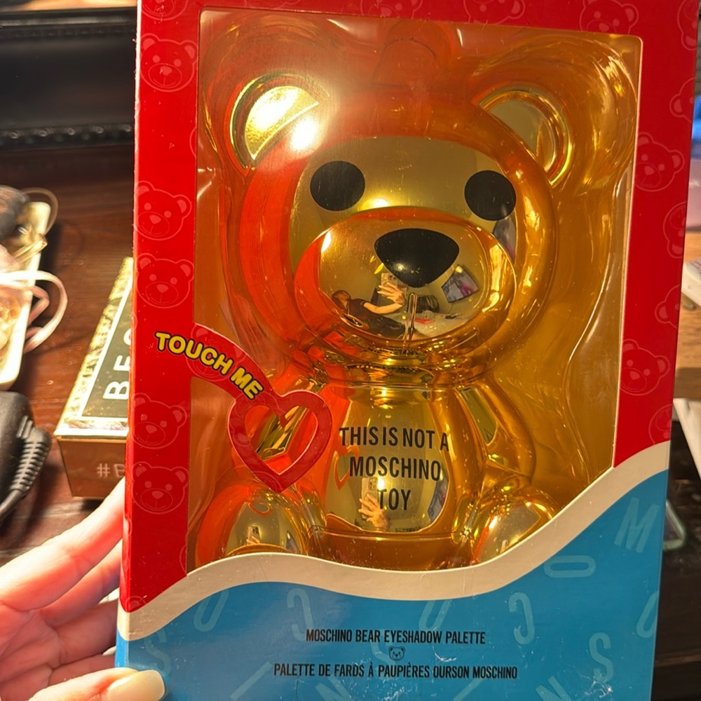 Moschino bear eyeshadow palette !